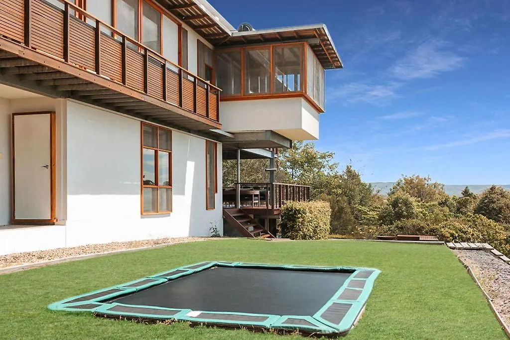 Montville Resort Style Holiday Retreat With Pool Perwillowen